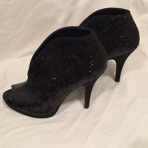 Nina New York heeled booties. Size 8M. Black.